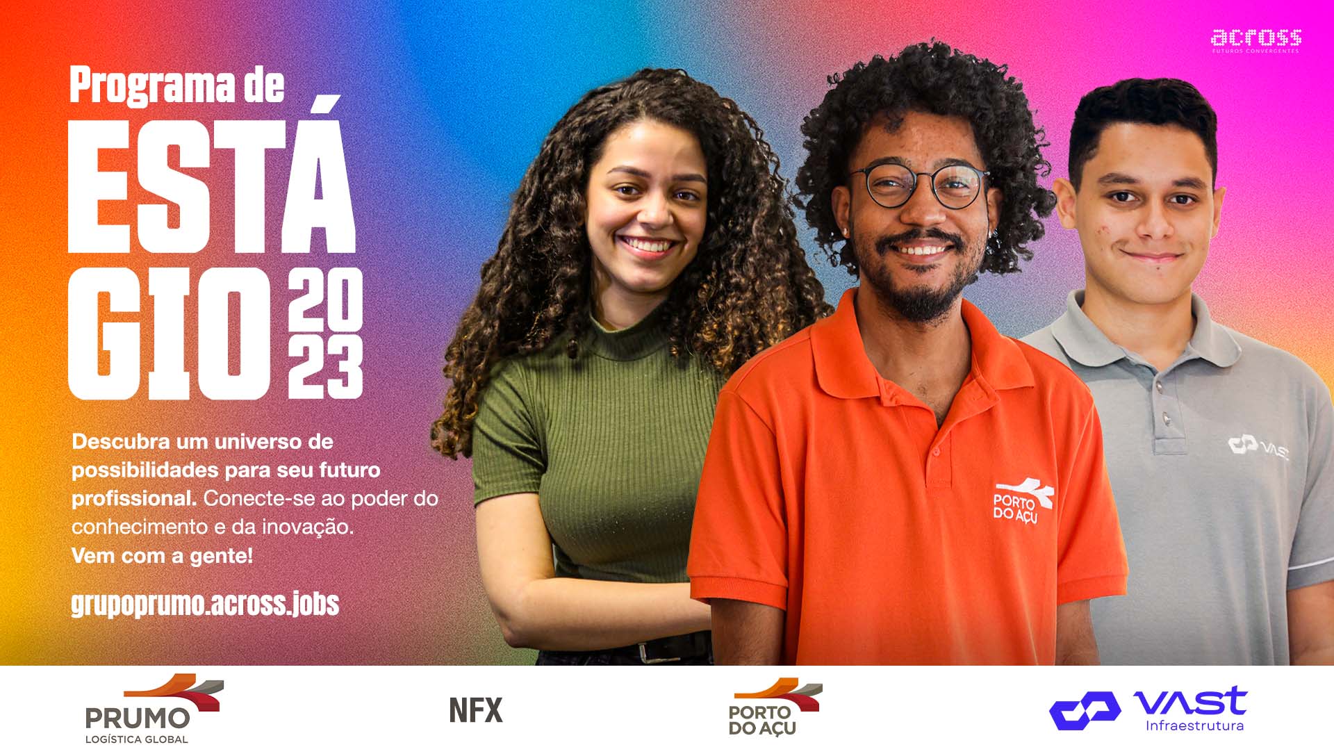 mulher de cabelo cachado ao lado dois homens, sorridentes